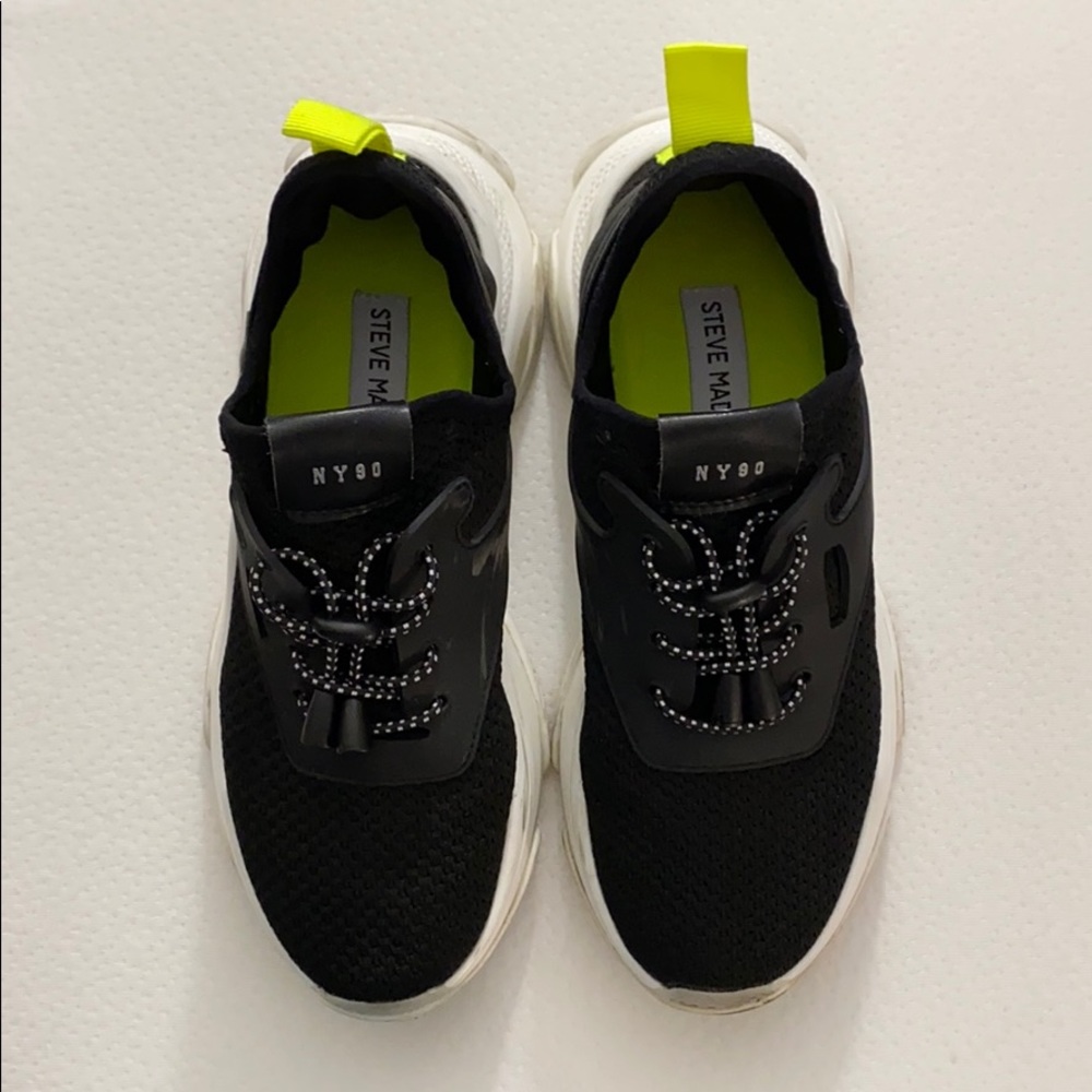 Steve Madden Myles(NY90) in color black.